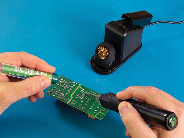 CORDLESS RECHARGEABLE SOLDERING IRON